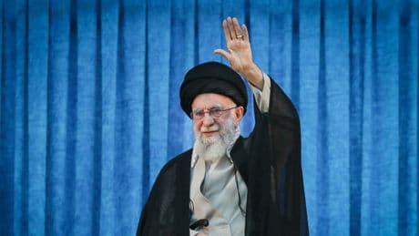 Khamenei resta isolato e cede i poteri ai pasdaran. Gli Usa: «Sappiamo dov?è»