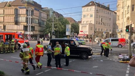 Stuttgart: Auto fährt in Personengruppe