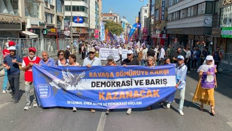 İstanbul’da binler barış için yürüdü: ‘Barış demokrasisiz, demokrasi barışsız olmaz’