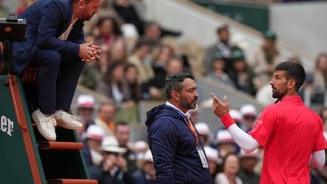 Djokovic doma el viento y la polémica en su debut en París