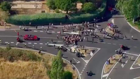 Ione Belarra e Irene Montero encabezan el boicot antisemita a la Vuelta en Cercedilla