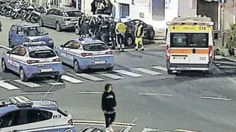 Roma, aggredito e accoltellato per aver difeso due ragazze: «Un maniaco le inseguiva, erano in lacrime»