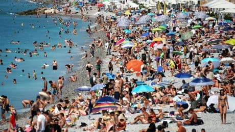 Tourisme : entre arbitrages budgétaires et météo, une saison estivale contrastée en France