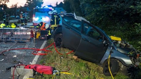 Nach Crash mit Lkw - In diesem Auto-Wrack starb ein 19-Jähriger