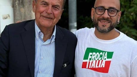 Alla Festa dell'Unità spunta la maglia "Froc.. Italia". E Bersani se la ride