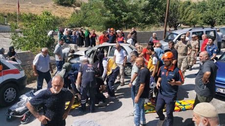 Erzincan'da otomobil duvara çarptı: Bir can kaybı, üç yaralı