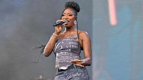 Avant la sortie de son prochain album, Aya Nakamura quitte Warner pour fonder son propre label