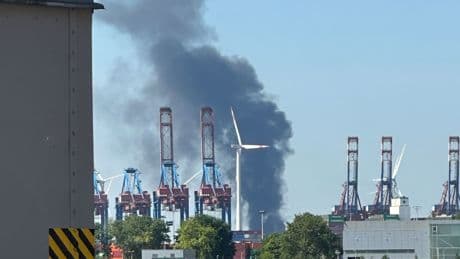 Feuer im Hafen - Riesige Rauchsäule am Himmel über Hamburg