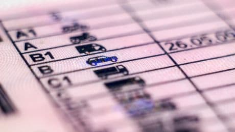 Confirmado por la DGT: estos son los tres documentos que debes llevar obligatoriamente en tu vehículo