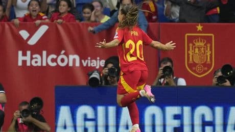 Pina salva a España con un doblete mágico frente a Inglaterra y la Selección jugará la Final Four (2-1)