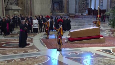 Obsèques du pape François: Emmanuel et Brigitte Macron se sont inclinés devant la dépouille du souverain pontife