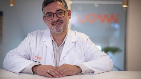 Santiago Viteri, oncólogo: "El cáncer de pulmón en no fumadores aumenta por la contaminación y el gas radón"