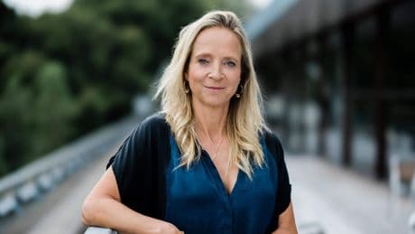 Floortje Dessing (54) na ziekteperiode weer terug aan het werk: ’Ik kus de grond onder m’n voeten’
