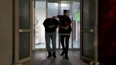 Videoda torbacılığın yöntemlerini anlattı, uyuşturucu satarken yakalanıp tutuklandı