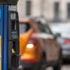 Sollen Parkscheinautomaten auf Gehwegen oder Parkplätzen stehen?: Streit im Bezirksparlament von Kreuzberg