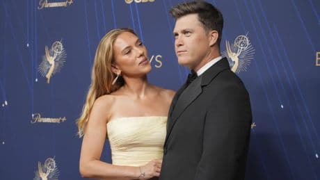 Ni rojo ni negro: el vestido de invitada perfecto para otoño es el que Scarlett Johansson ha llevado a los Premios Emmy