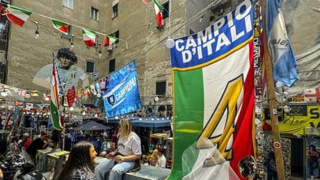 Napoli-Cagliari, petardi e cori sotto l'albergo dei sardi