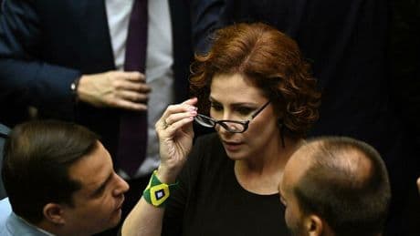 Carla Zambelli, arrestata a Roma la deputata italo-brasiliana. Era ricercata dall'Interpol per una condanna a dieci anni