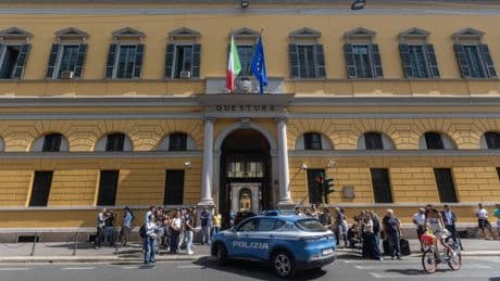 Trova un portafogli e lo consegna alla polizia: dentro ci sono due dosi di cocaina, scatta la segnalazione