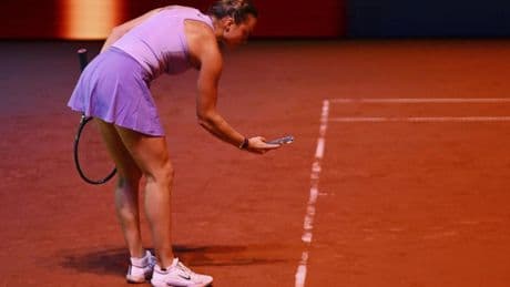 Sabalenka hace una foto con el móvil a una marca... que la juez dio fuera y no quiso revisar