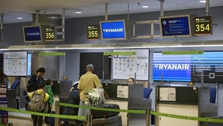 Ryanair cierra su base en Santiago, cancela vuelos a Vigo y Tenerife Norte y continúa sin operar Valladolid y Jerez