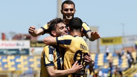 La Juve Stabia torna al successo: in gol anche l'ex Juve, Catanzaro in crisi