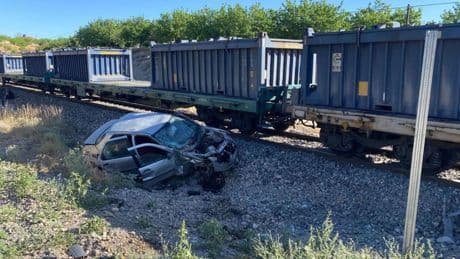Tren hemzemin geçitte otomobile çarptı: 5 yaralı
