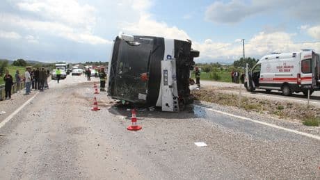 Yolcu otobüsü devrildi; çok sayıda yaralı var