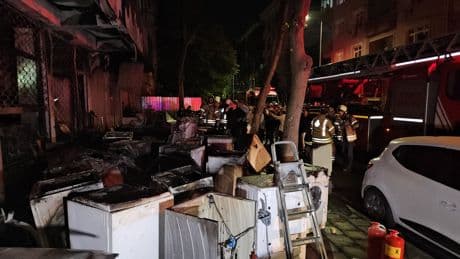 Küçükçekmece'de beyaz eşya mağazası kül oldu