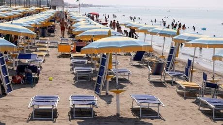 Caro estate, volano i prezzi dei pacchetti vacanza e dei voli: ecco tutti i rincari