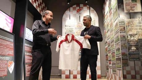 Elazığspor'un ilk kez Süper Lige çıktığı formayı, 23 yıl sonra müzeye bağışladı