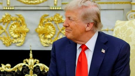 Donald Trump signe un décret qui réduit les droits de douane sur les voitures japonaises de 27,5% à 15%