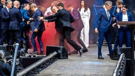 Schoof en Tusk van podium gehaald in Wageningen na gooien rookbom