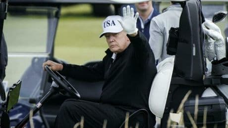 Trump e i timori di un attentato, ecco la "Golf Force One": la mini auto blindata per spostarsi sui campi