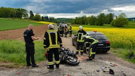 Kreis Gießen: Motorradfahrer will Autoschlange überholen und stirbt