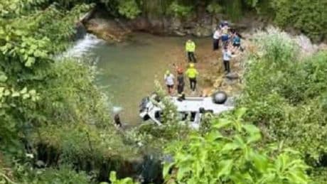 Pullmino con ragazzi disabili finisce nel torrente: otto feriti