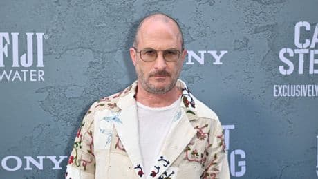 ’Black swan’-regisseur Darren Aronofsky gooit roer om met ’Caught stealing’: ’Even alle rampspoed vergeten’