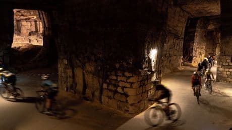 Profs en liefhebbers fietsen over dezelfde grindpaden: inhalen, aanhaken en na afloop samen chillen