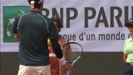 Pelotazo polémico: ¿debió ser descalificado el rival de Carlos Alcaraz en semifinales de Roland Garros?