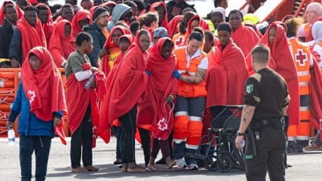 Las llegadas de migrantes a España y Canarias bajan un 30% y un 40% desde enero