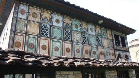 La mezquita cuya decoración exterior recuerda al reverso de unos naipes