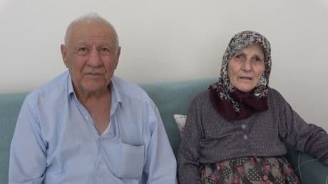 Yaşlı çiftin bozuk asansör çilesi: Yıllardır evlerinden çıkamıyorlar, ölüm tehditleri alıyorlar