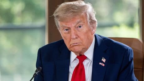Donald Trump, venti di guerra sull’Iran e attacco al giornalista conservatore Tucker Carlson