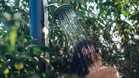Outdoor-Wellness: Solardusche im Garten: Nachhaltige Erfrischung im heimischen Grün