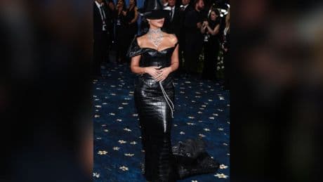 Schreckmoment für Kim Kardashian bei Met Gala: Sicherheitsmann stolpert über ihre Schleppe