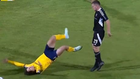 Nach heftigem Tritt - Spieler schüttelt sich vor Schmerz!