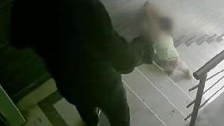 3 yaşındaki kızını tekmeleyerek merdivenlerden düşüren baba için istenen ceza belli oldu