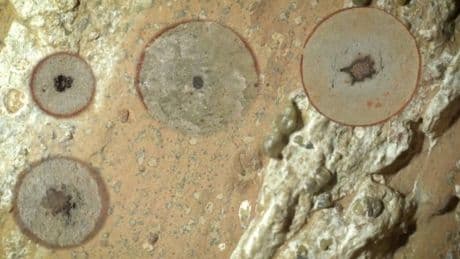 Un satélite de la NASA encuentra algo que parece “pintura goteando por una pared” en Marte