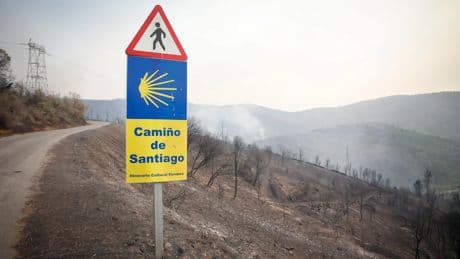 El fuego también se nota en el Camino de Santiago con ceniza y dificultades para respirar: "Falta oxígeno"