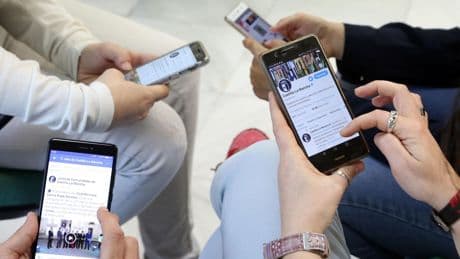 La limitación del acceso de los menores a las redes sociales gana peso en la UE